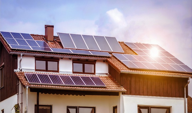 cuanto se reduce el consumo de energia con placas solares